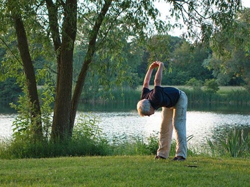 Aktiv senior yoga gamal människa